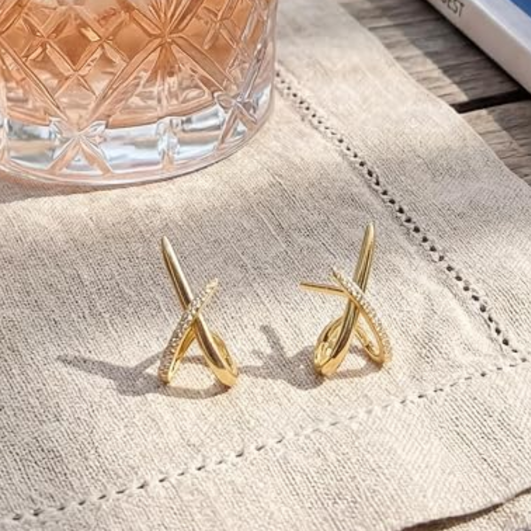 Amalia – Elegante Ohrringe im überkreuzten Design mit Zirkonia-Besatz
