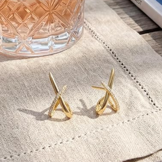 Amalia – Elegante Ohrringe im überkreuzten Design mit Zirkonia-Besatz