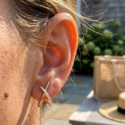 Amalia – Elegante Ohrringe im überkreuzten Design mit Zirkonia-Besatz