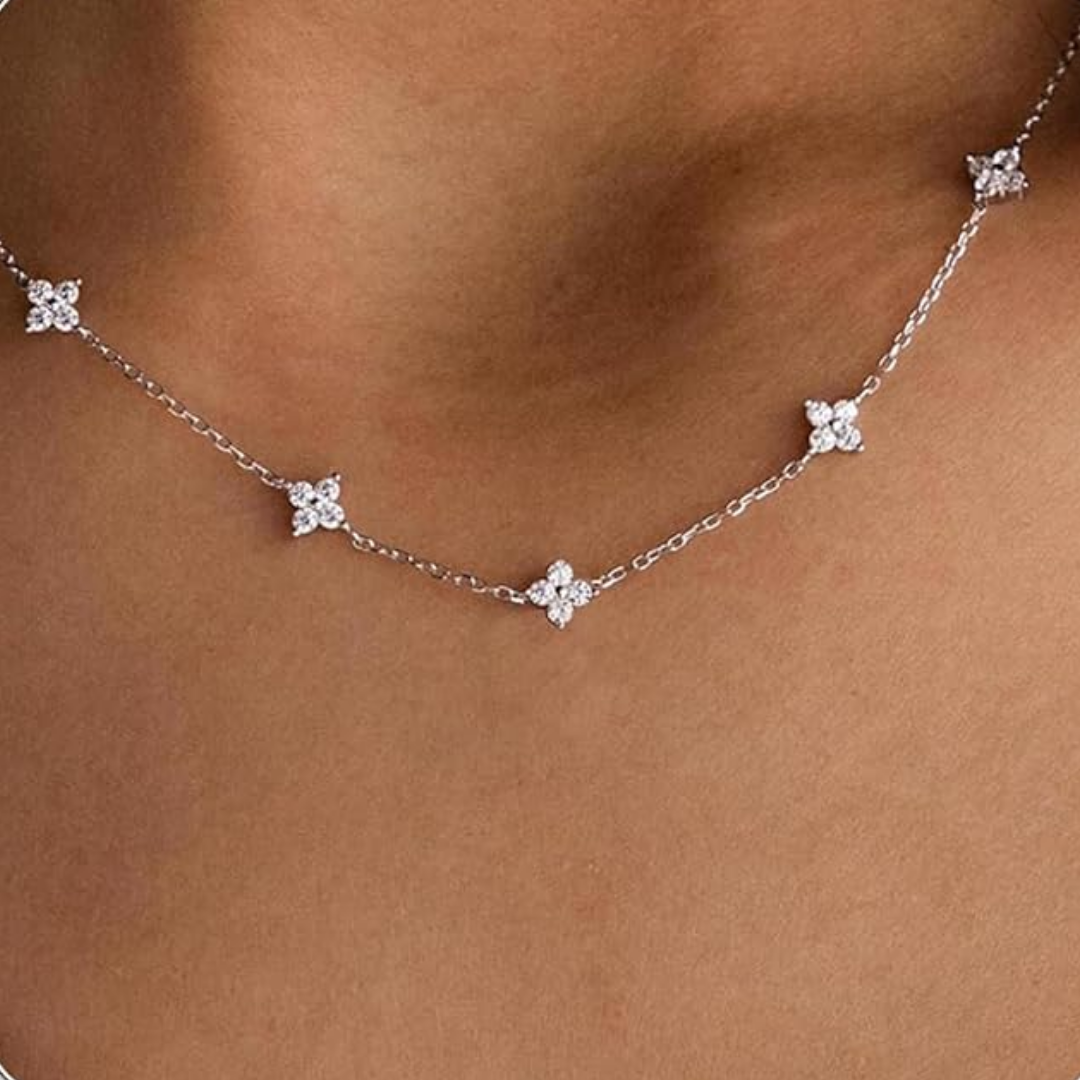 Jella – Zarte Halskette mit funkelnden Zirkonia-Blüten