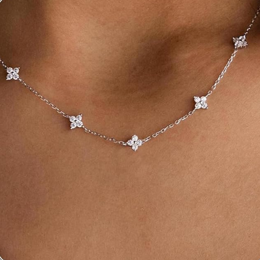 Jella – Zarte Halskette mit funkelnden Zirkonia-Blüten